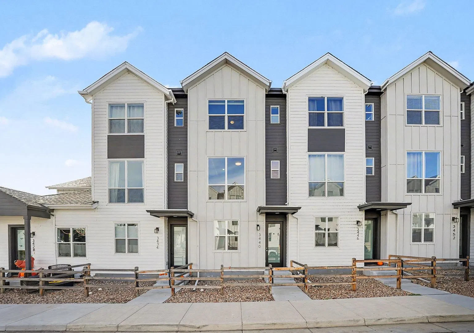 2 BR Townhome w/Bonus Room and Great Lake Views! — Photo 2