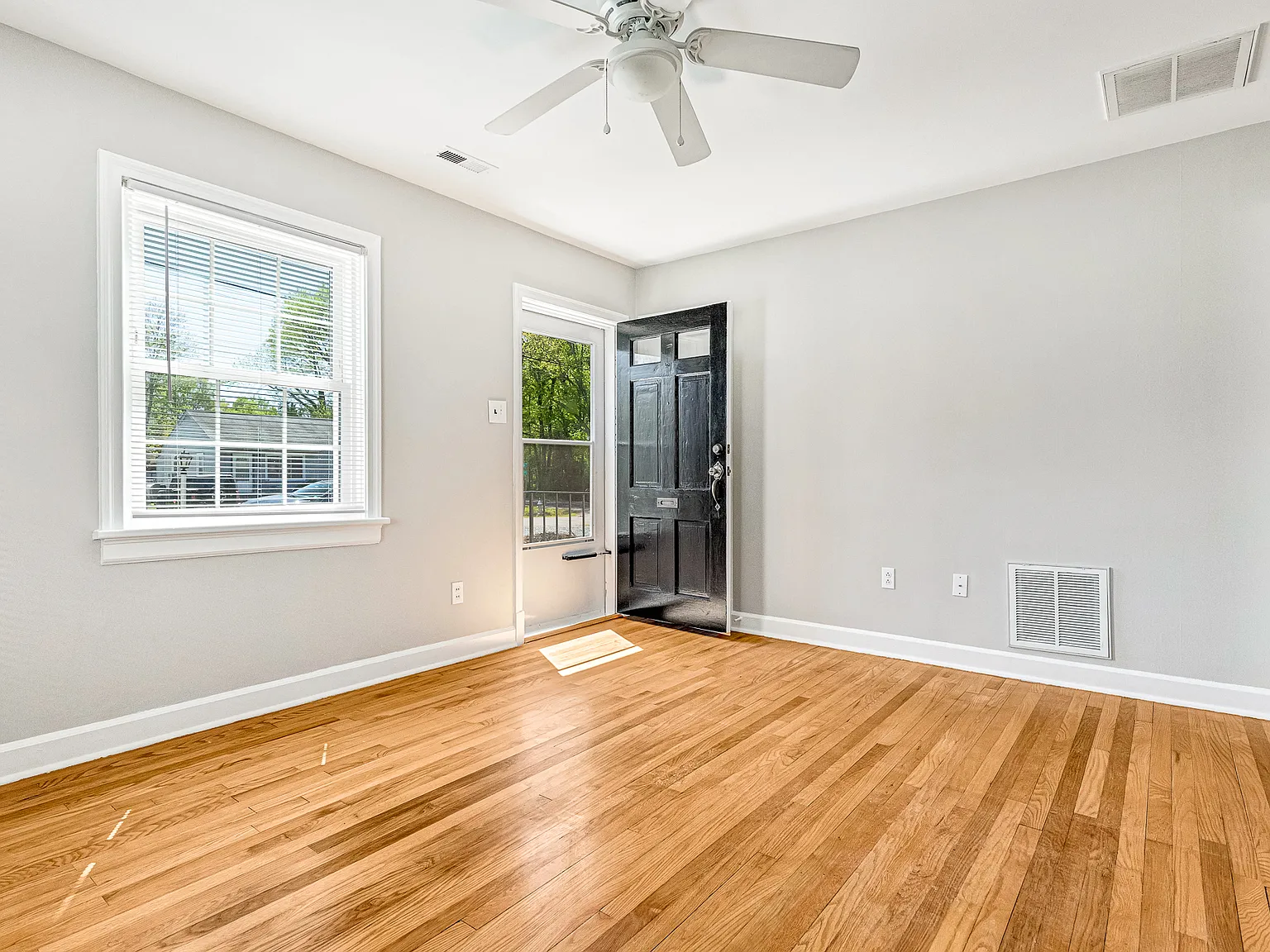 2 bed, 911 sqft, $2,100 — Photo 4
