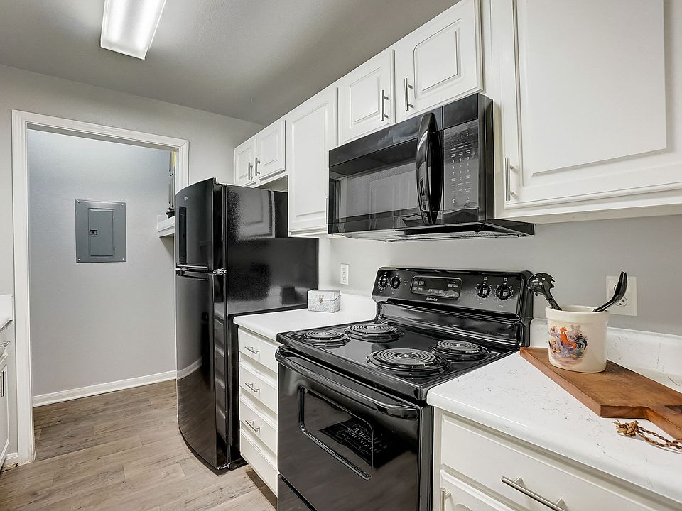 Landings of Carrier Parkway Apartments 915 Desco Ln Grand Prairie TX