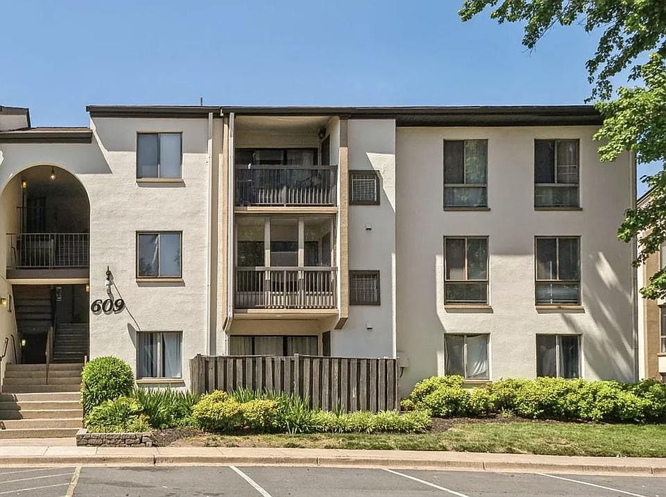 1st image of 609 Center St APT 203