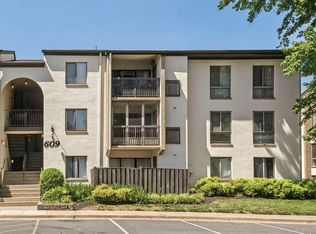 609 Center St APT 203, Herndon, VA