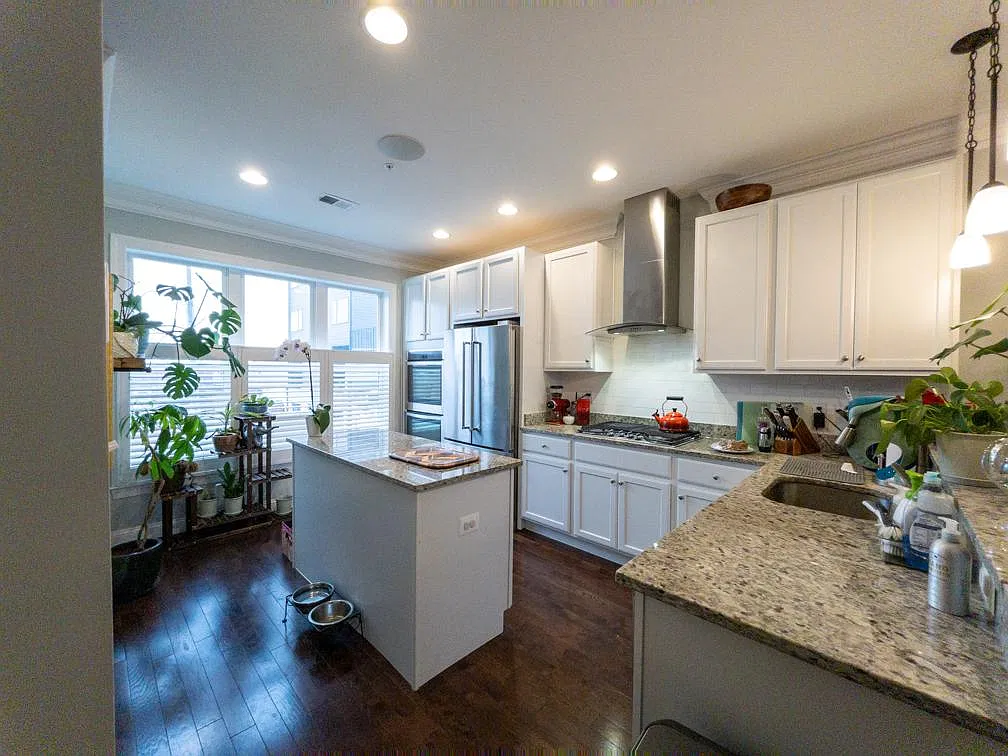 3 bed, 2406 sqft, $4,000 — Photo 4
