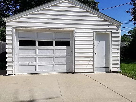 Detached garage