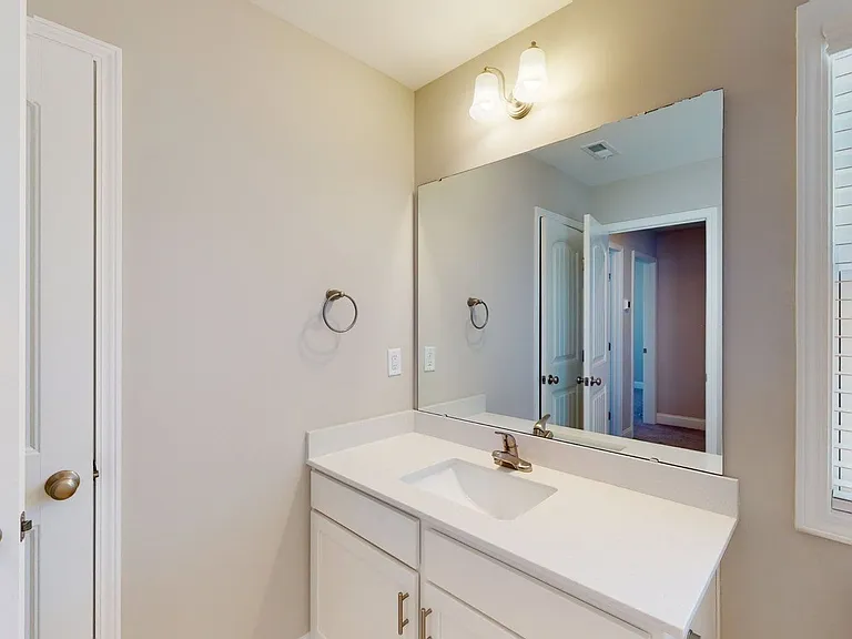 105 Gracynn Aly #B — Photo 30