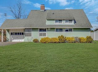 38 Walnut Ln, Hicksville, NY 11801