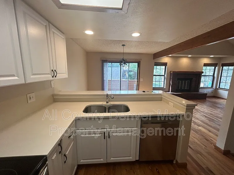 3 bed, 3.0 bath, 1889 sqft, $2,570 — Photo 2