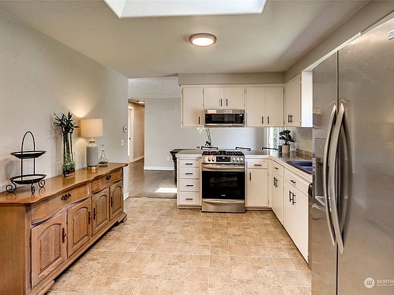 4th image of 5615 138th Street NE