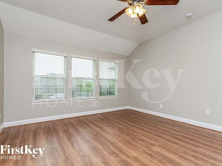 605 England St — Photo 9