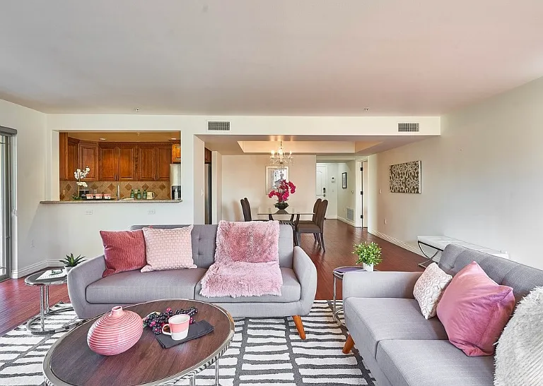 Spacious 2 bedrooms, 2 baths, 1,320sf. in the luxurious Larchmont Villa. Laundry room placed in balcony which minimizes indoor noise and dust. Both washer and dryer installed. Two tandem parking spaces, plus clean lobby, clubhouse and gym on 1st level.