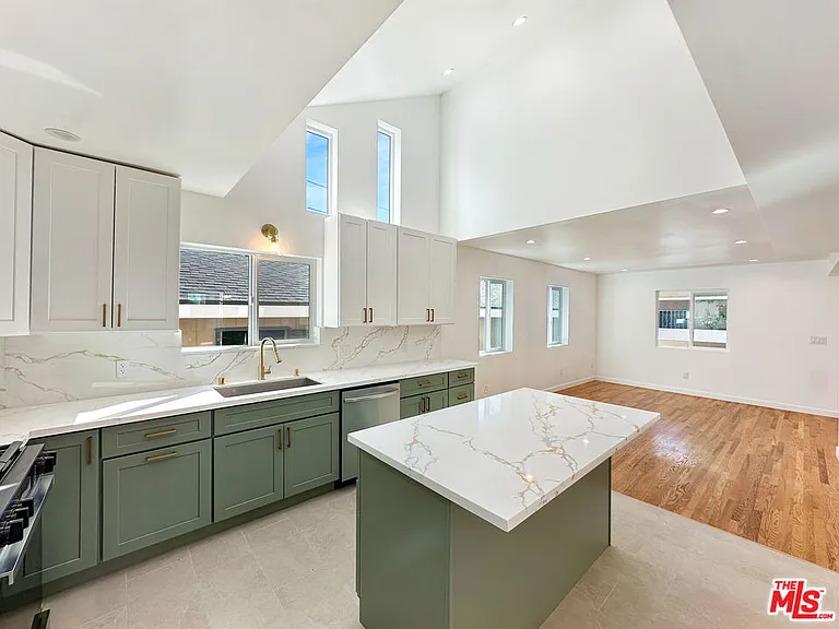 5930 Willoughby Ave — Photo 6