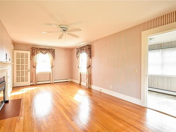 4th image of 20 Dudley Ave N