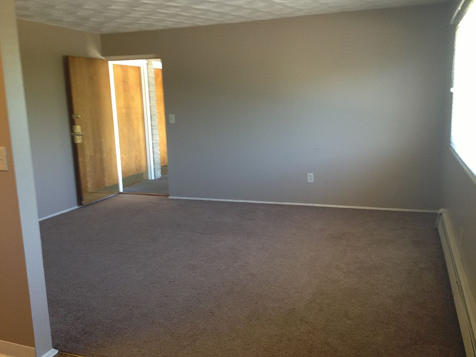 Living rm w/ Lg window & Blinds