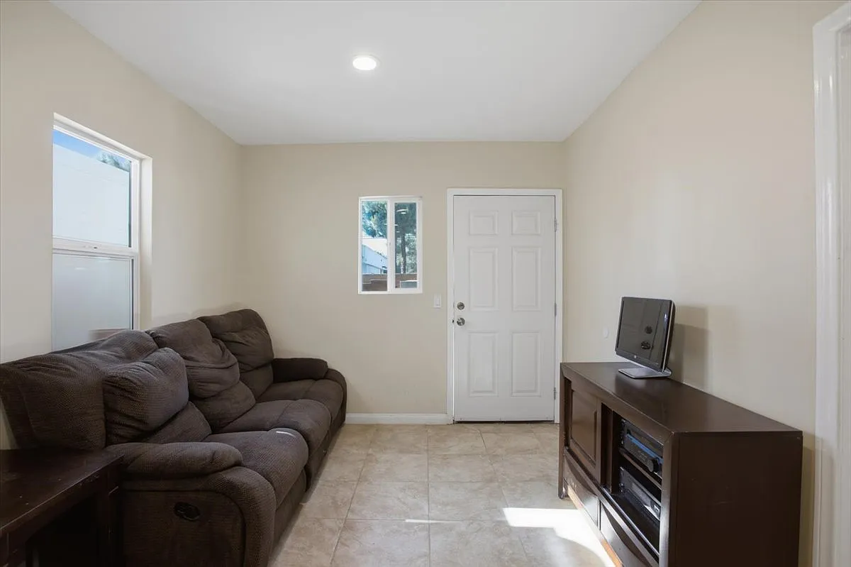 2 bed, 2.5 bath, 770 sqft, $2,800 — Photo 3