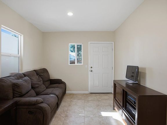 3rd image of 7542 White Oak Ave