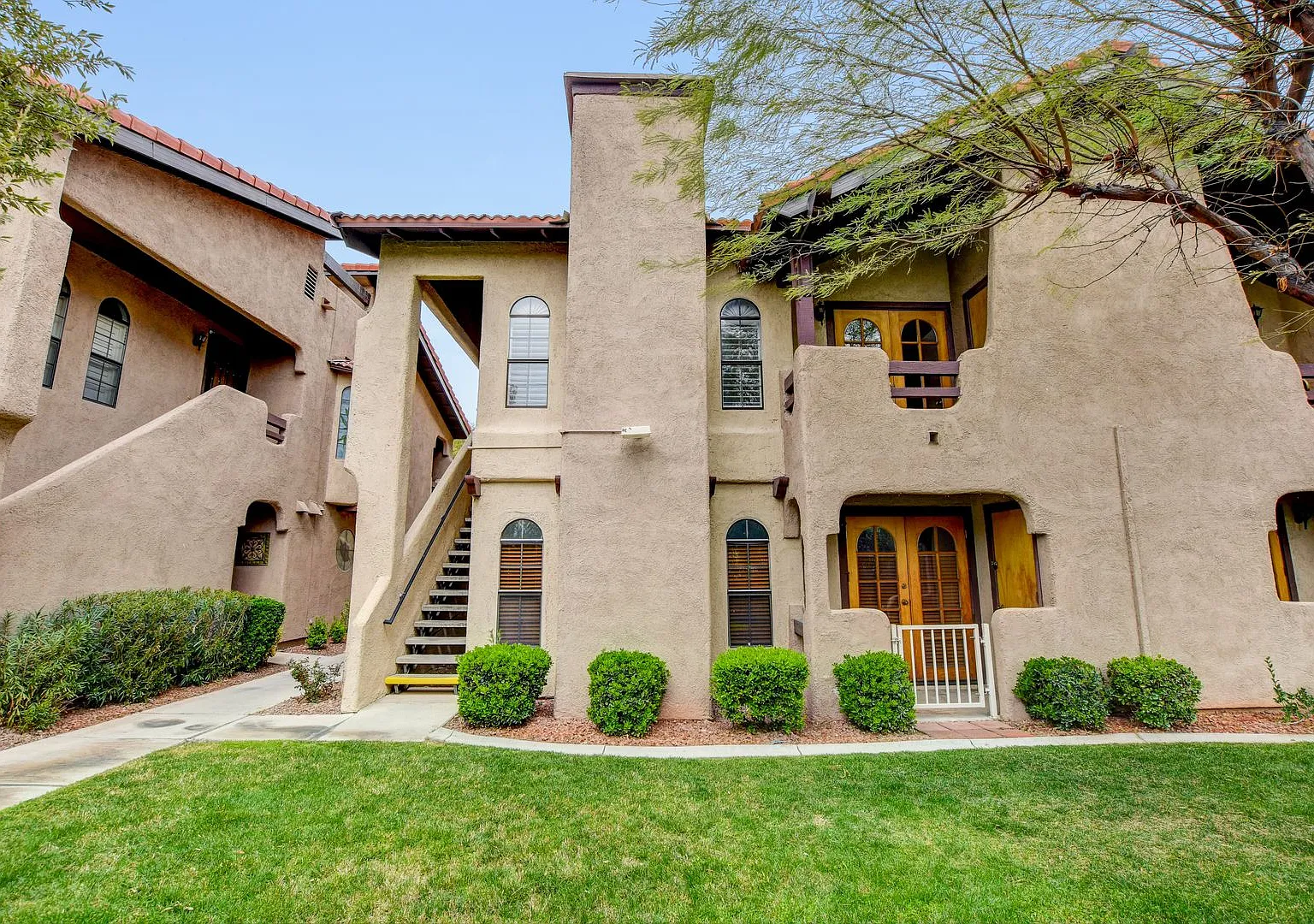 2BD 2BTH Condo w/ Fireplace & Community Pool. — Photo 3