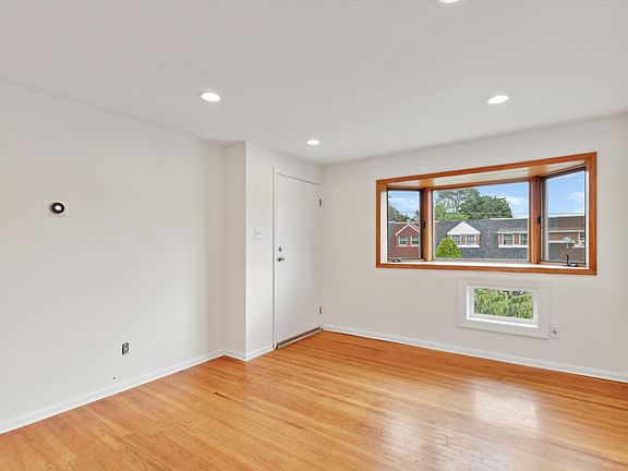 5th image of 5466 Vicaris St Floor 2