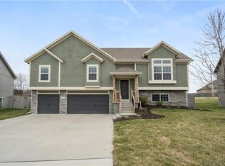 824 Cedar Ridge Dr, Raymore, MO 64083