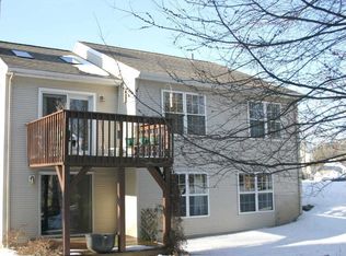 42 Dibble Hollow Ln, Windsor Locks, CT 06096