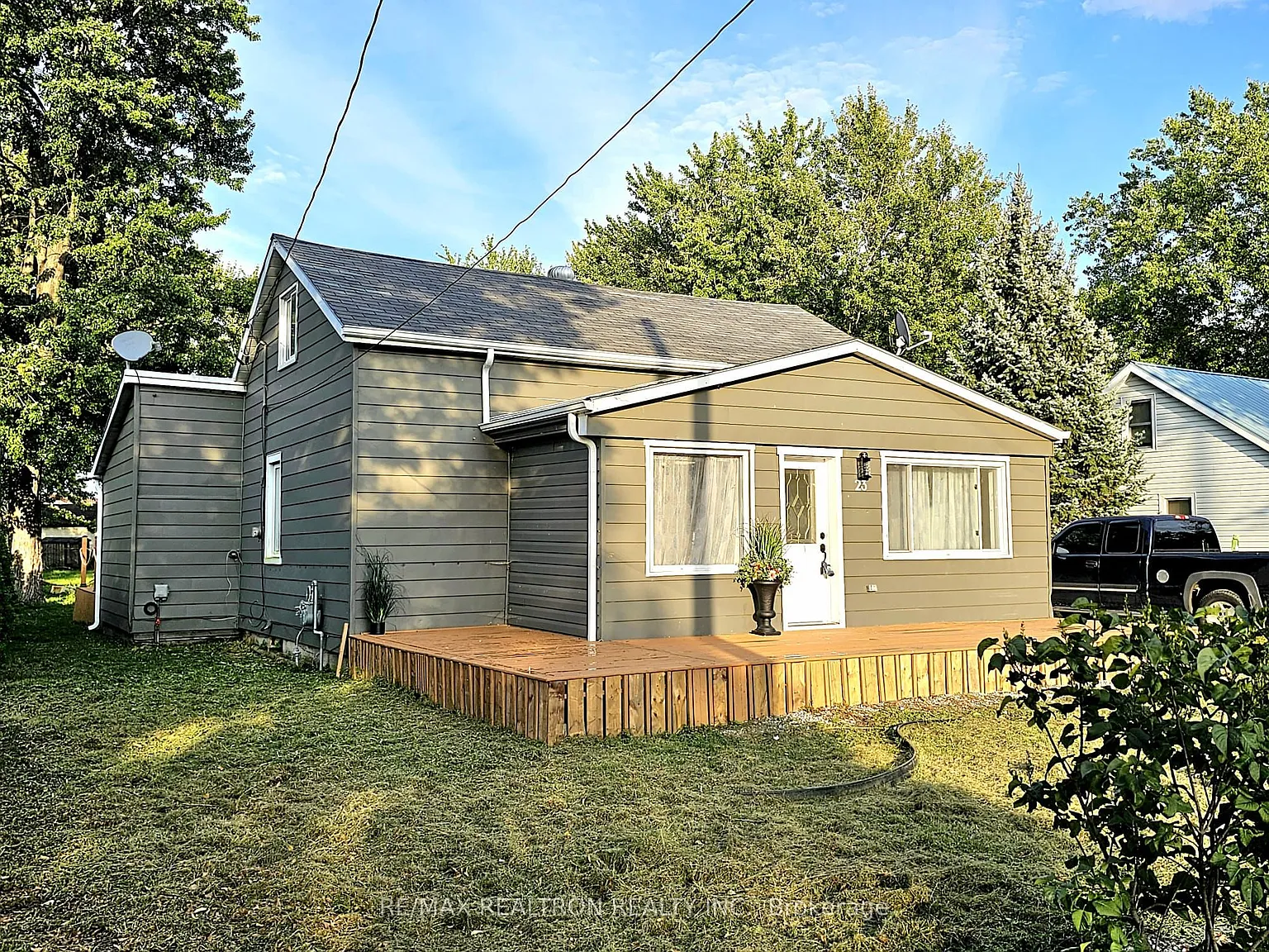 4 bed, $2,300 — Photo 1
