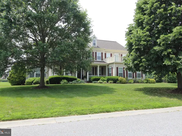 802 Chesapeake Ct, Newark, DE 19702