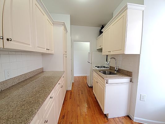 5th image of 330 W 15th St APT 5C