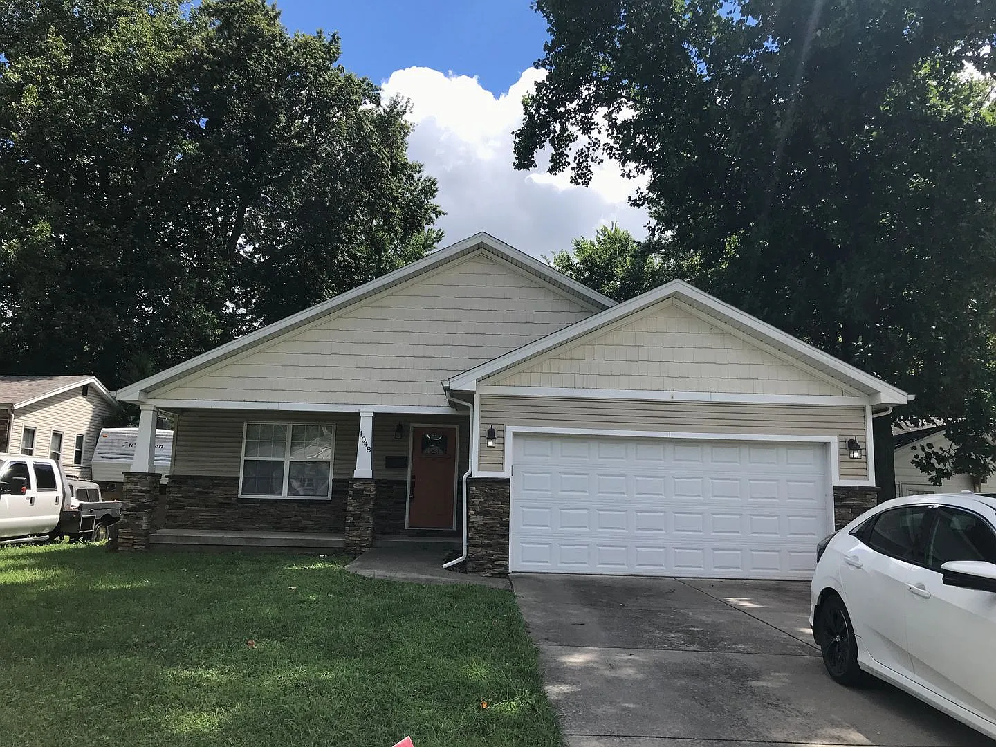 Charming home with attached Garage — Photo 1