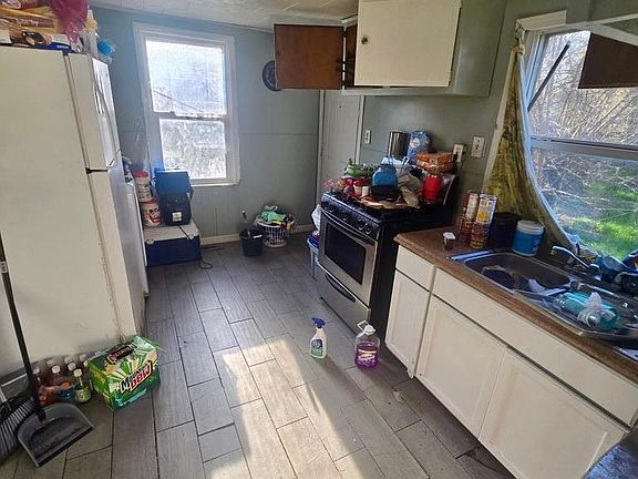 2nd image of 28658 Glenwood St