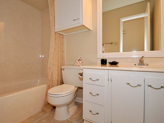 3rd image of 9 E Broken Oak Ct