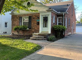 1592 Hampton Rd, Grosse Pointe Woods, MI 48236