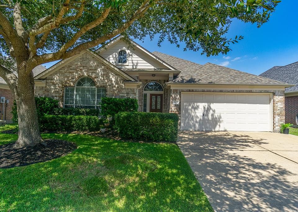 Great curb appeal greets you to this lovely 1-story home.