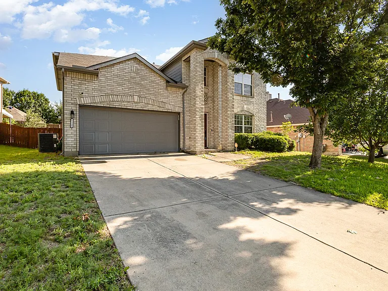 1121 Charlotte Dr — Photo 2