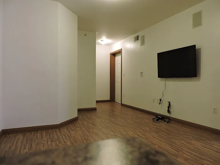 Beautiful Apartments Located 2 Blocks From Penn West Campus — Photo 18