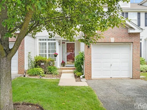 8 Molteg Dr, Parlin, NJ 08859