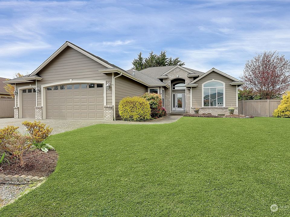 Welcome home to this 3 bedroom, 2 bath rambler located in downtown Buckley.>