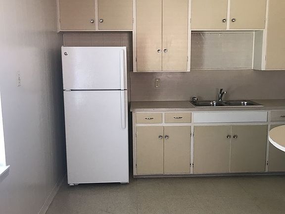 4th image of 2206 Poage Ave #A