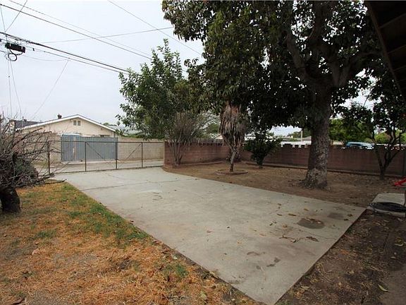 Gate in the back to driveway alley