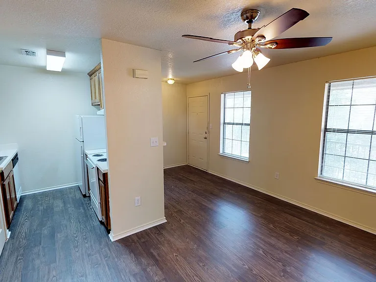 910 Bernard St — Photo 13