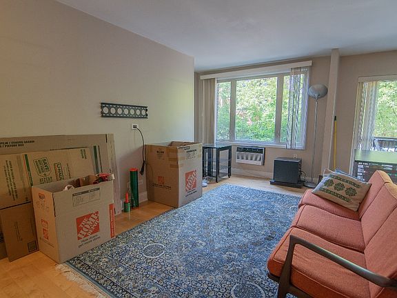3rd image of 435 W Oakdale Ave APT 1A