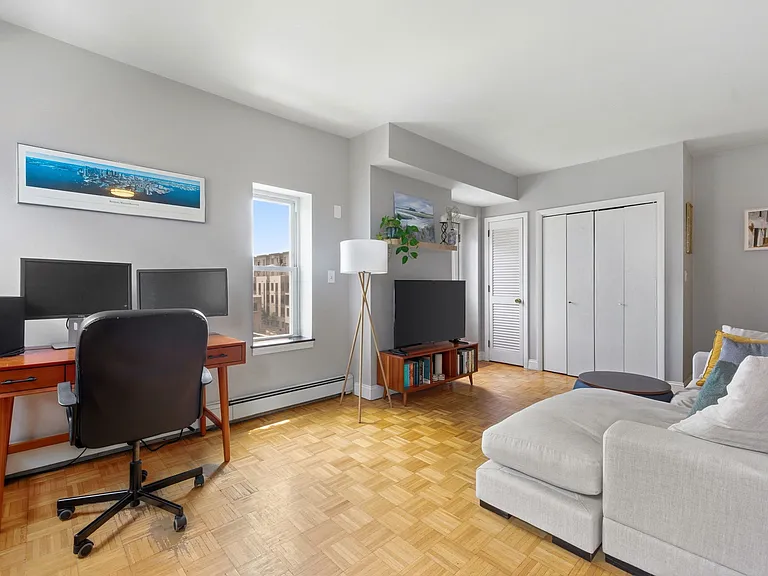 105 W 4th St #4A — Photo 3