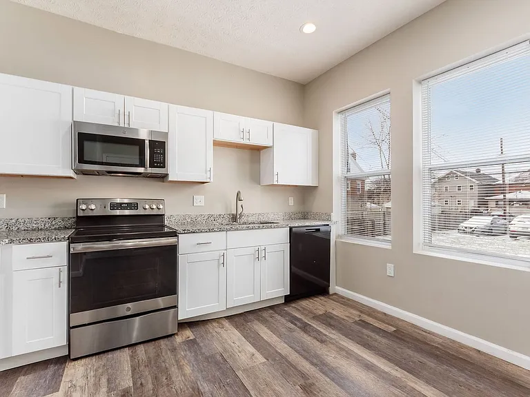 1363 Summit St — Photo 3