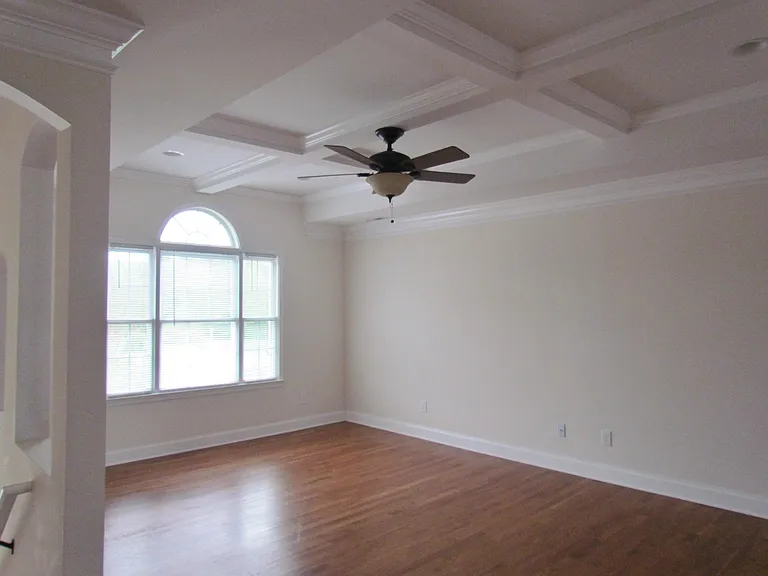1515 Mayfair Dr — Photo 3