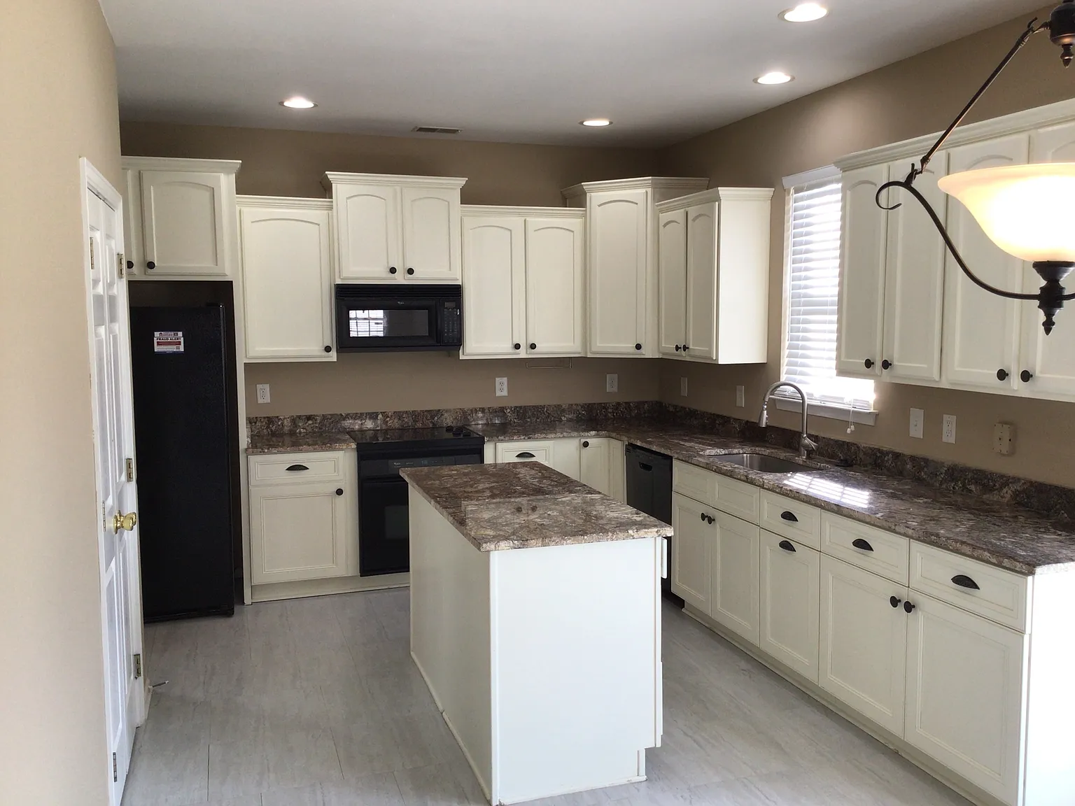 4 bed, 2.5 bath, 2342 sqft, $2,665 — Photo 2