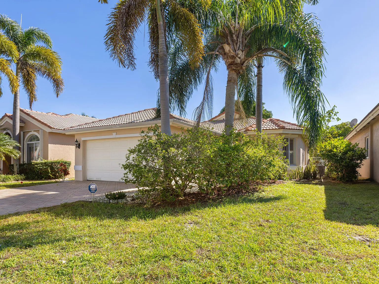 3 bed, 2.0 bath, 1437 sqft, $3,200 — Photo 4