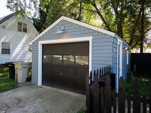 3rd image of 722 W Angela Blvd