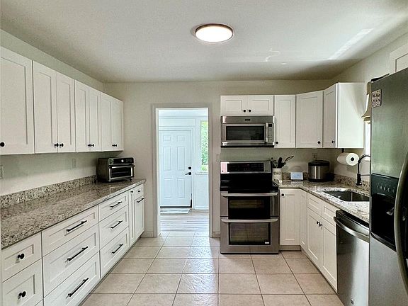 5th image of 716 NE 11th Avenue