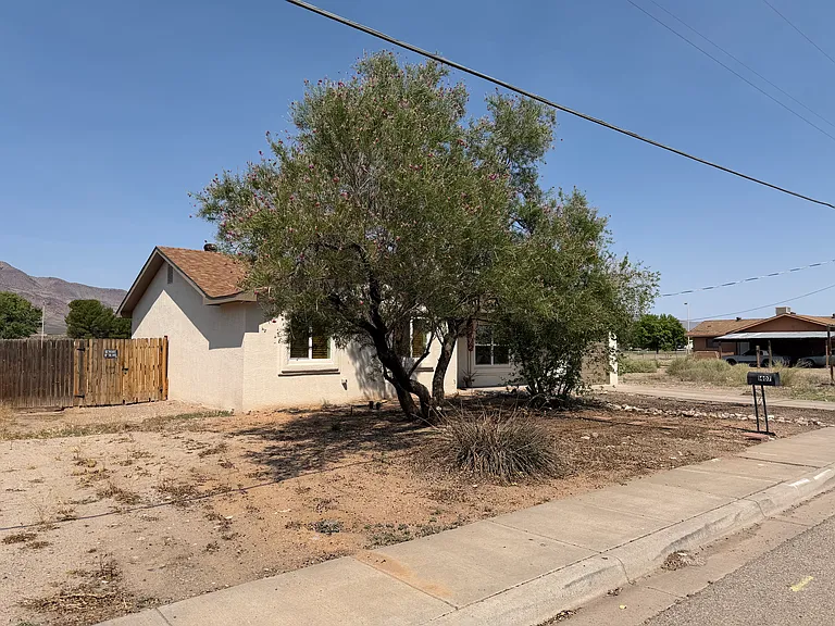 1407 El Camino Real St — Photo 2
