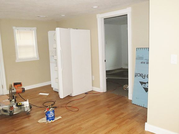 5th image of 2857 Medina Ave
