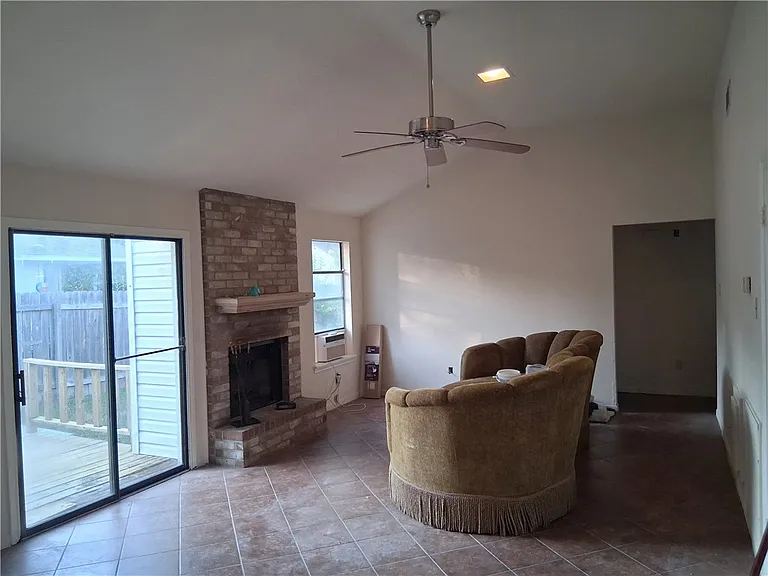 3303 Dallis Dr — Photo 7
