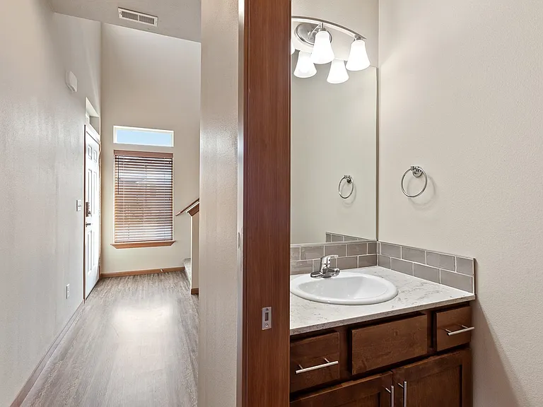 8351NFarmdaleSt-22-Powder Bath