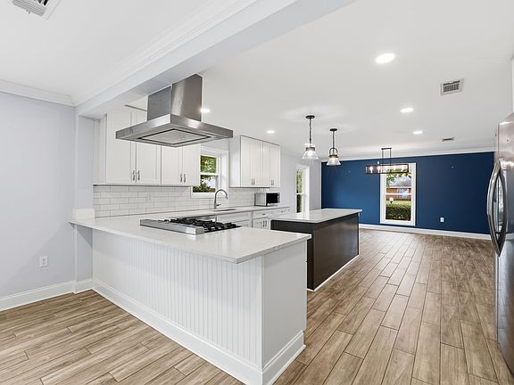 3rd image of 311 Estate Dr